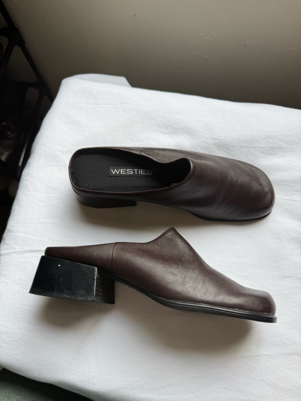 Classic Y2K Westies Leather mules in a brown shade. Size 7 Made in Brazil